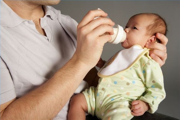 Cách giảm nôn chớ ở trẻ sơ sinh khi bú mẹ và bú bình
