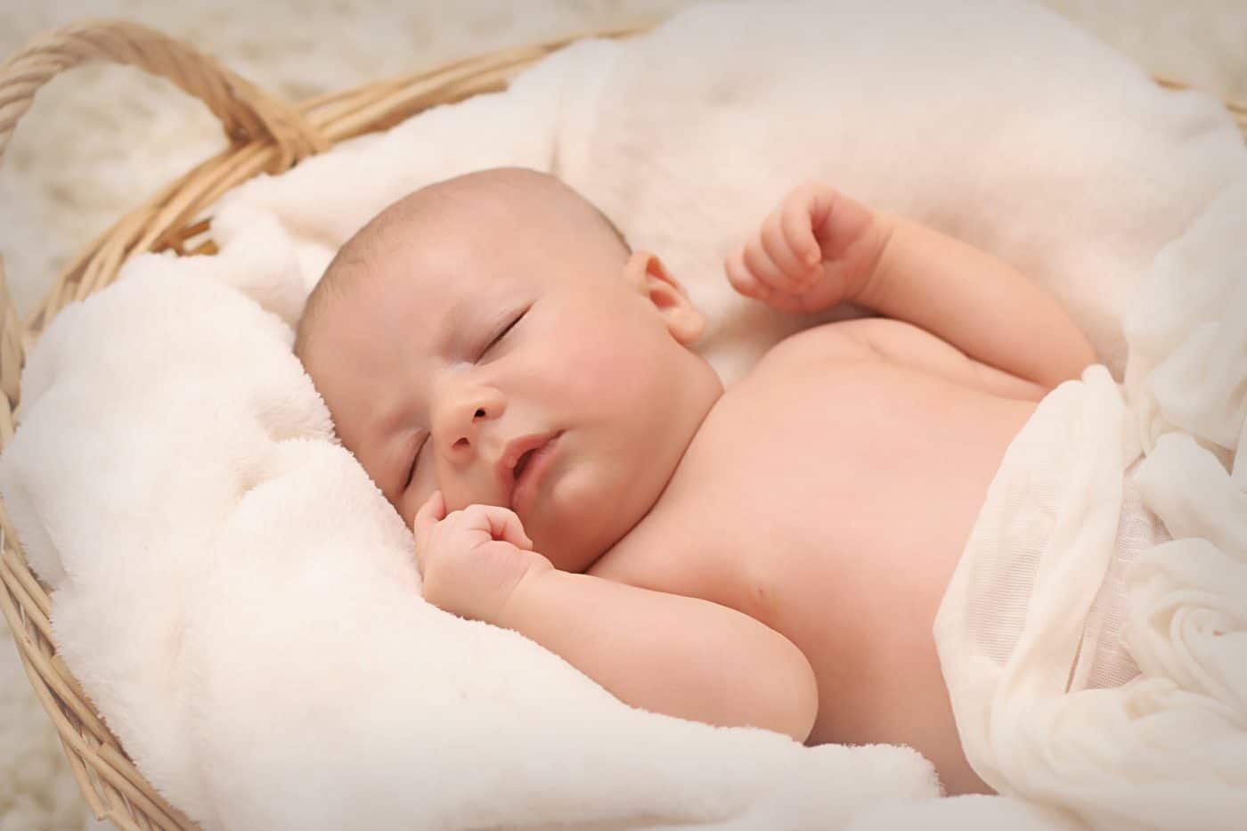 Trẻ sơ sinh có nên nằm gối chống bẹp đầu hay không?